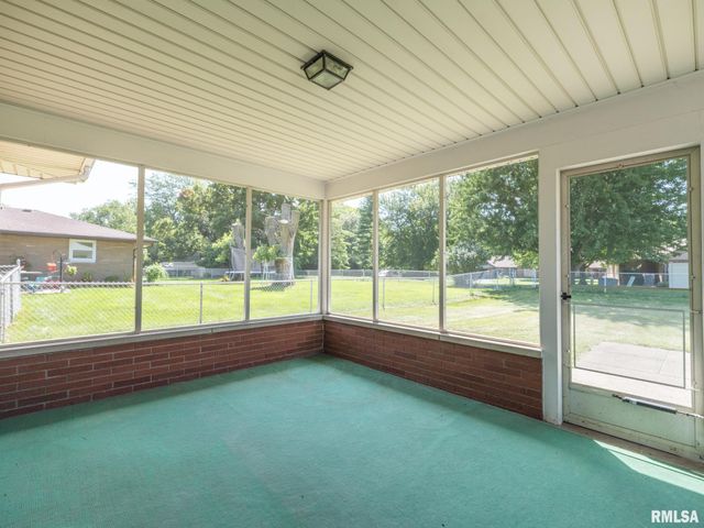 1709 Saint Clair Drive, Pekin, IL 61554