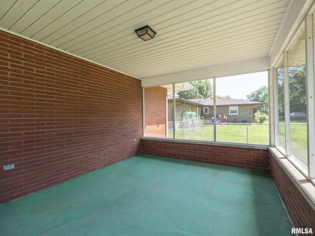 1709 Saint Clair Drive, Pekin, IL 61554