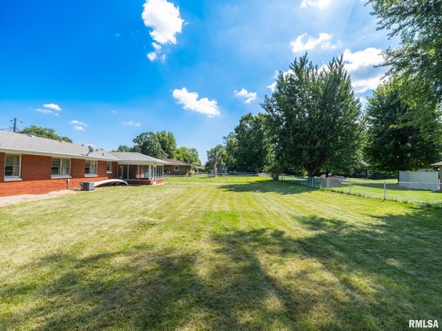 1709 Saint Clair Drive, Pekin, IL 61554