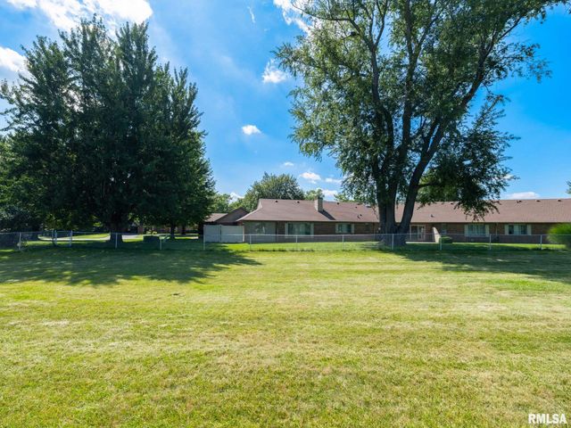 1709 Saint Clair Drive, Pekin, IL 61554
