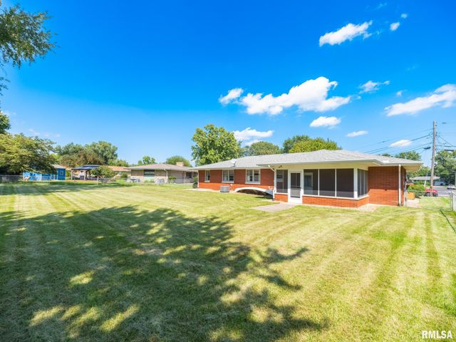 1709 Saint Clair Drive, Pekin, IL 61554