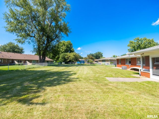 1709 Saint Clair Drive, Pekin, IL 61554