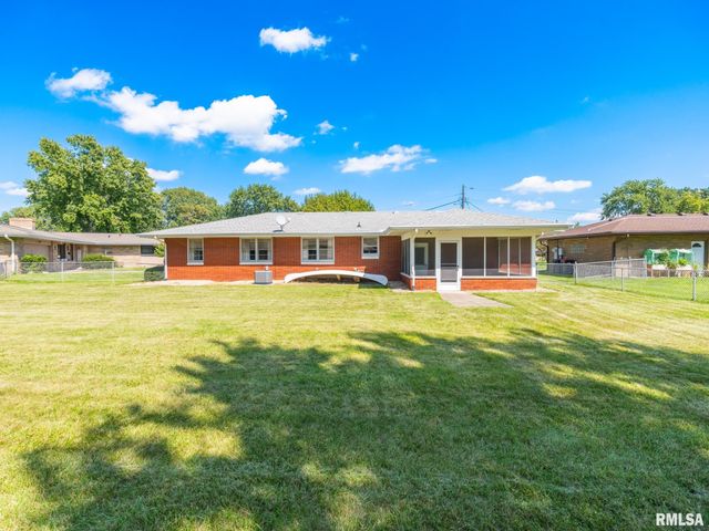 1709 Saint Clair Drive, Pekin, IL 61554