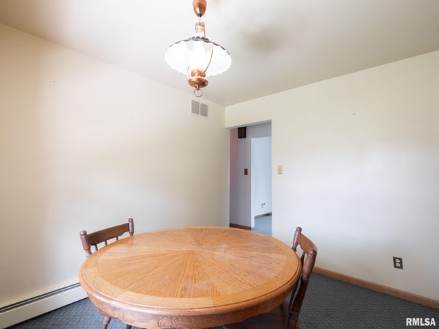 1709 Saint Clair Drive, Pekin, IL 61554