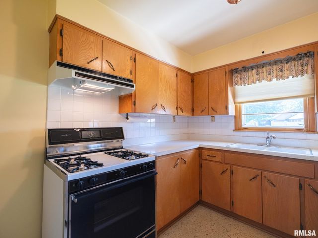 1709 Saint Clair Drive, Pekin, IL 61554