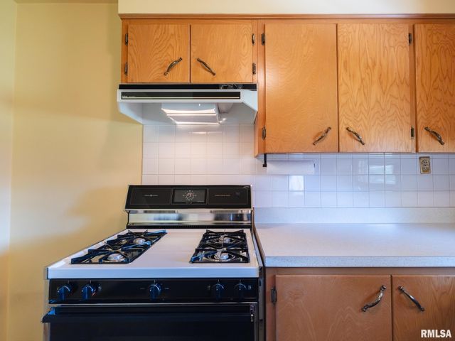 1709 Saint Clair Drive, Pekin, IL 61554