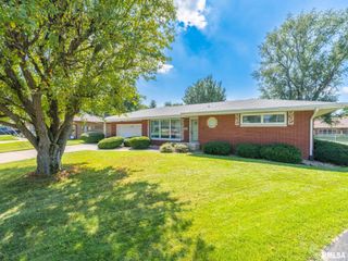 1709 Saint Clair Drive, Pekin, IL 61554
