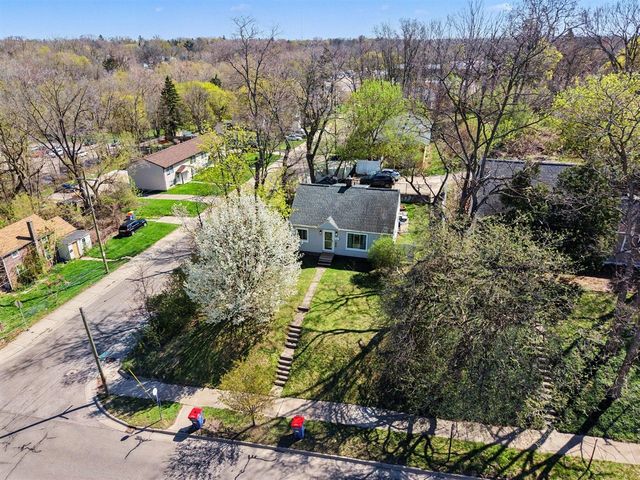 956 College Avenue, Grand Rapids, MI 49503