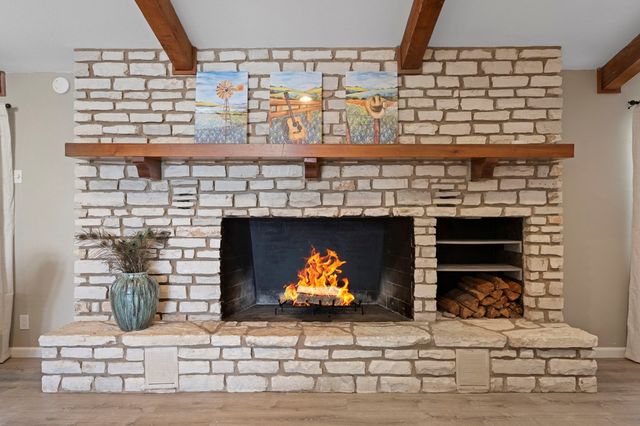 377 Shin Oak Way, Kerrville, TX 78028