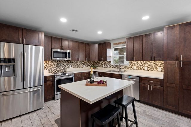 377 Shin Oak Way, Kerrville, TX 78028