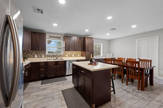 377 Shin Oak Way, Kerrville, TX 78028