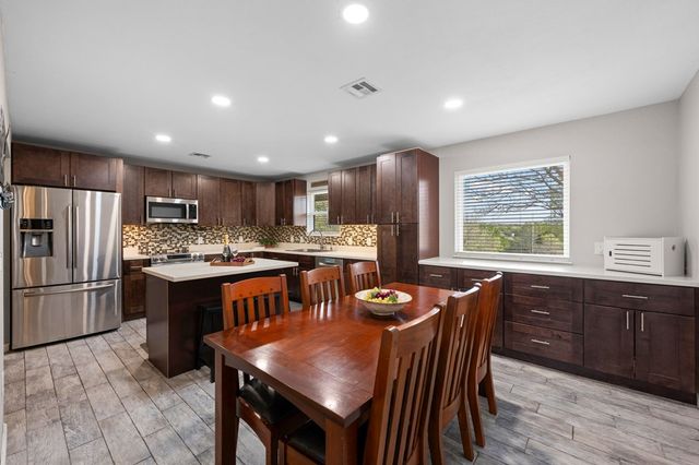 377 Shin Oak Way, Kerrville, TX 78028