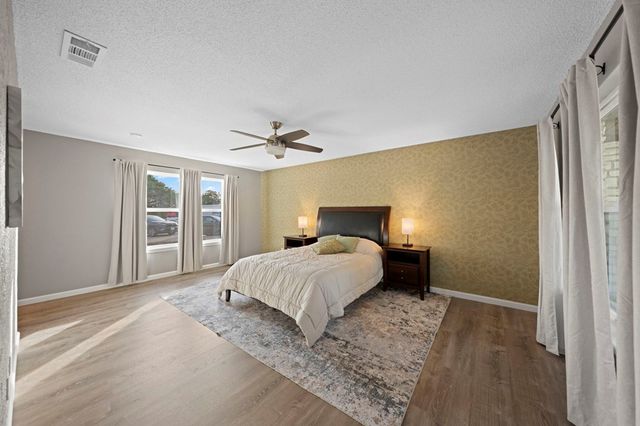 377 Shin Oak Way, Kerrville, TX 78028