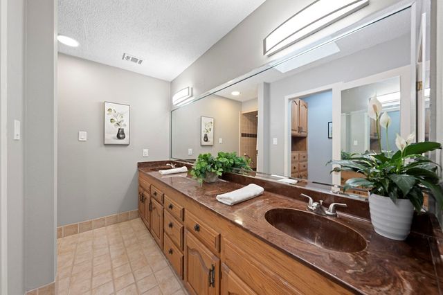 377 Shin Oak Way, Kerrville, TX 78028