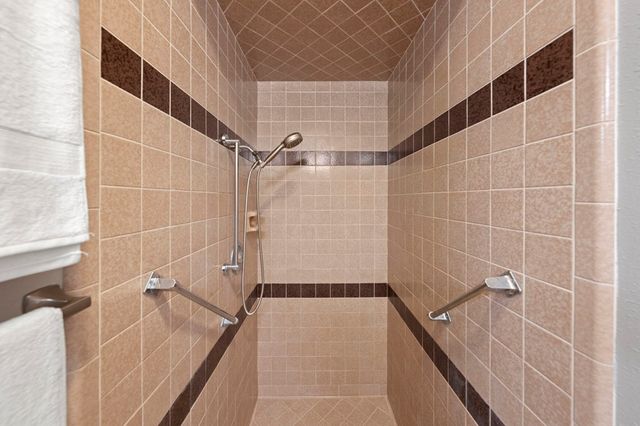 377 Shin Oak Way, Kerrville, TX 78028