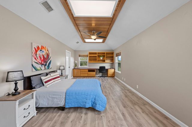 377 Shin Oak Way, Kerrville, TX 78028