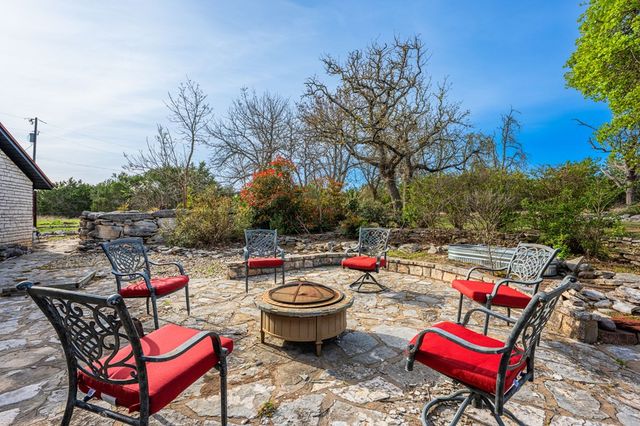 377 Shin Oak Way, Kerrville, TX 78028