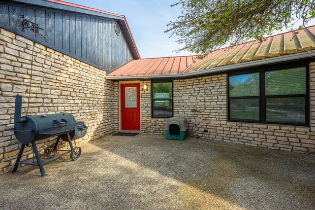377 Shin Oak Way, Kerrville, TX 78028