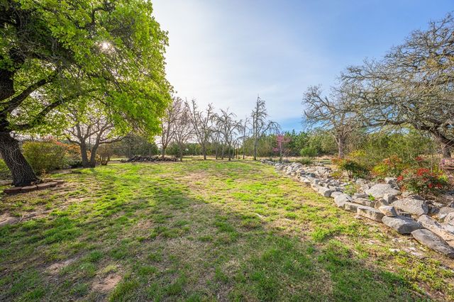 377 Shin Oak Way, Kerrville, TX 78028