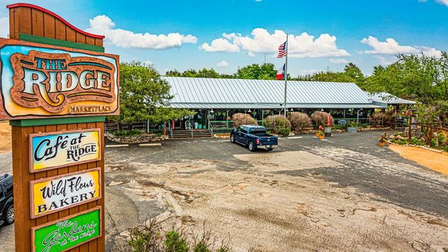 377 Shin Oak Way, Kerrville, TX 78028