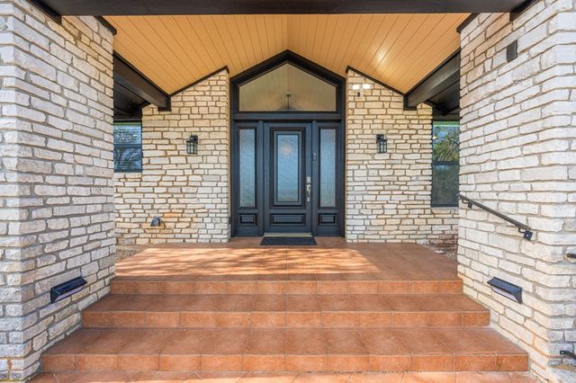 377 Shin Oak Way, Kerrville, TX 78028