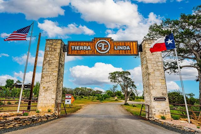 377 Shin Oak Way, Kerrville, TX 78028