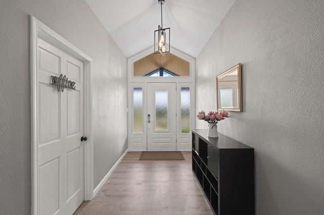 377 Shin Oak Way, Kerrville, TX 78028