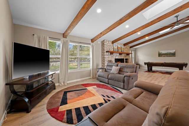 377 Shin Oak Way, Kerrville, TX 78028