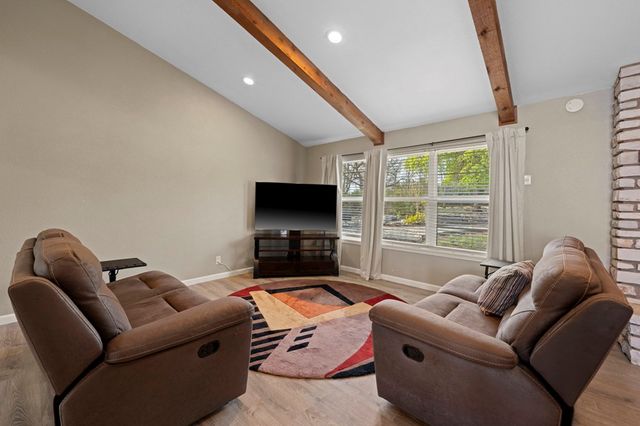 377 Shin Oak Way, Kerrville, TX 78028