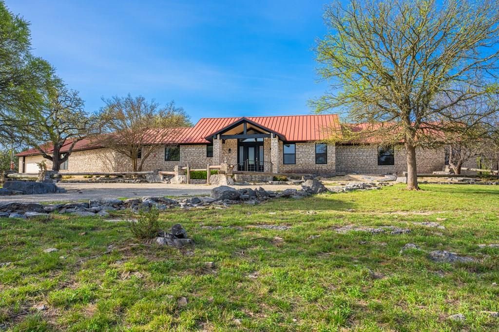 377 Shin Oak Way, Kerrville, TX 78028