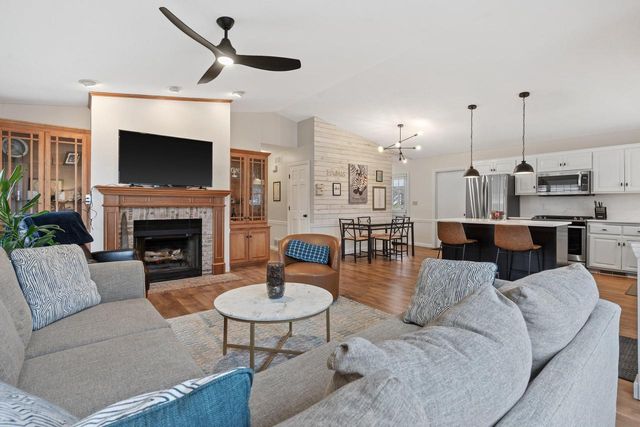 8109 S Forest Meadows DRIVE, Franklin, WI 53132