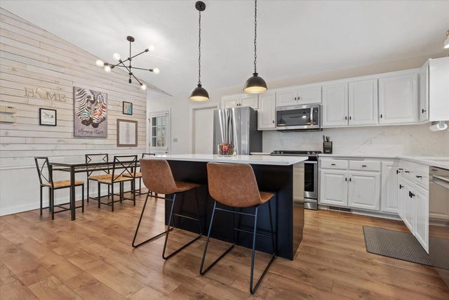 8109 S Forest Meadows DRIVE, Franklin, WI 53132