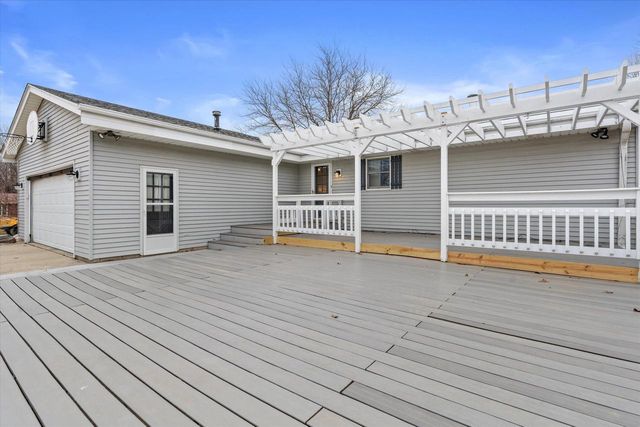 8109 S Forest Meadows DRIVE, Franklin, WI 53132