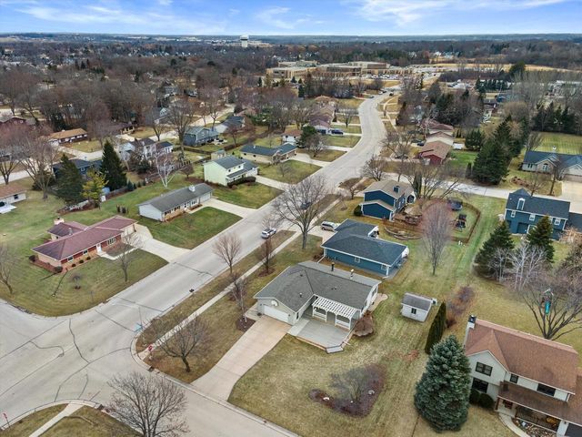 8109 S Forest Meadows DRIVE, Franklin, WI 53132