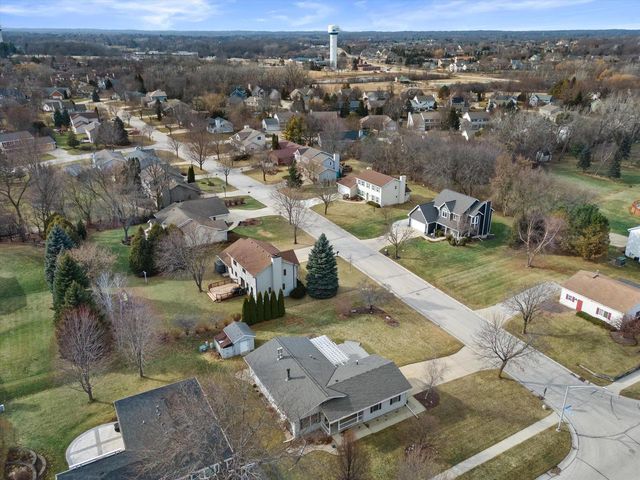 8109 S Forest Meadows DRIVE, Franklin, WI 53132