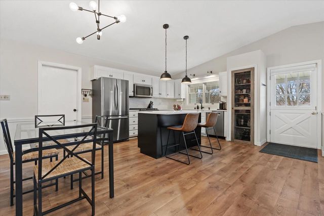 8109 S Forest Meadows DRIVE, Franklin, WI 53132