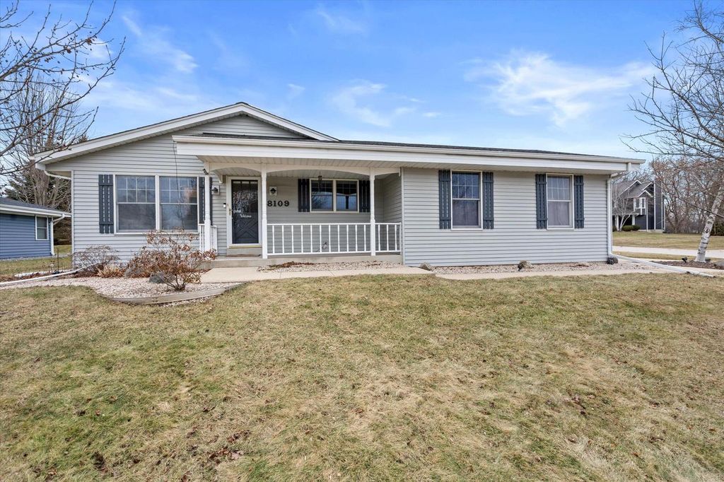 8109 S Forest Meadows DRIVE, Franklin, WI 53132