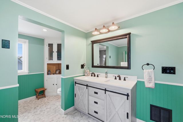 151 Oak Street, Rossford, OH 43460