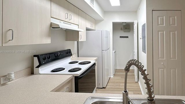 677 SW 111th Ave 204, Pembroke Pines, FL 33025