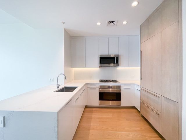 188 Brookline Ave 27D, Boston, MA 02215