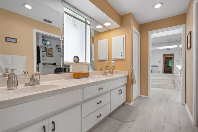 5009 SOUTHERN PINE CIRCLE, Venice, FL 34293