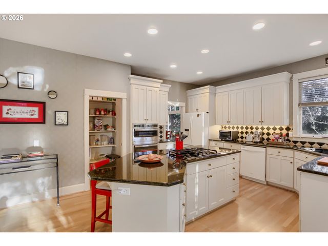 9548 Nw FLEISCHNER St, Portland, OR 97229