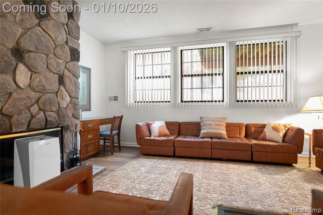 7252 Huntcliff, West Bloomfield, MI 48322