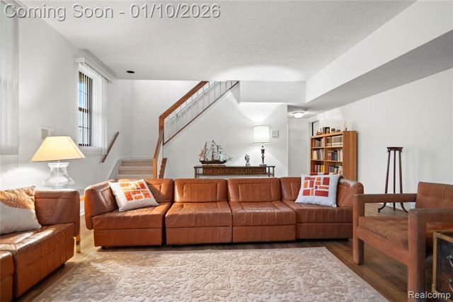 7252 Huntcliff, West Bloomfield, MI 48322