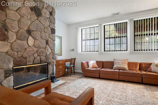 7252 Huntcliff, West Bloomfield, MI 48322