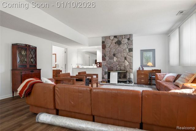 7252 Huntcliff, West Bloomfield, MI 48322