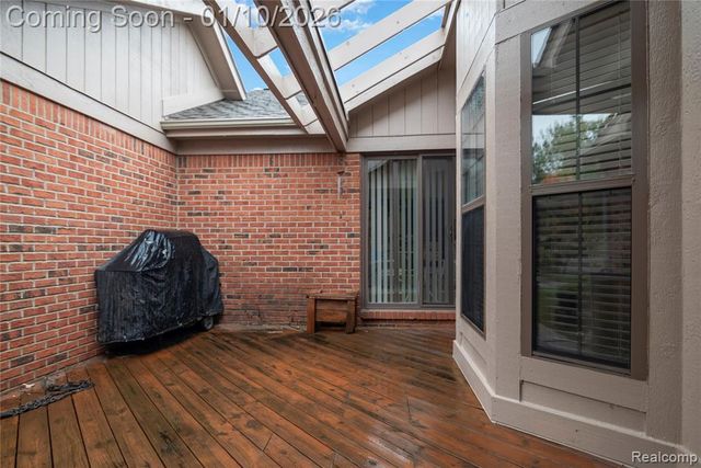 7252 Huntcliff, West Bloomfield, MI 48322