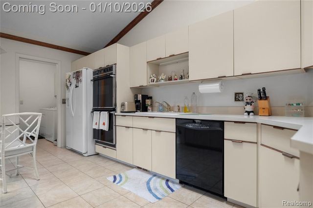 7252 Huntcliff, West Bloomfield, MI 48322