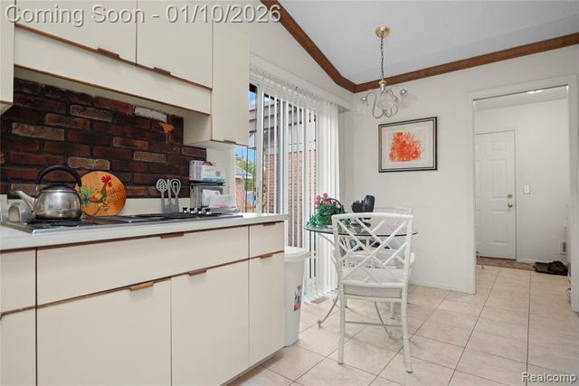 7252 Huntcliff, West Bloomfield, MI 48322