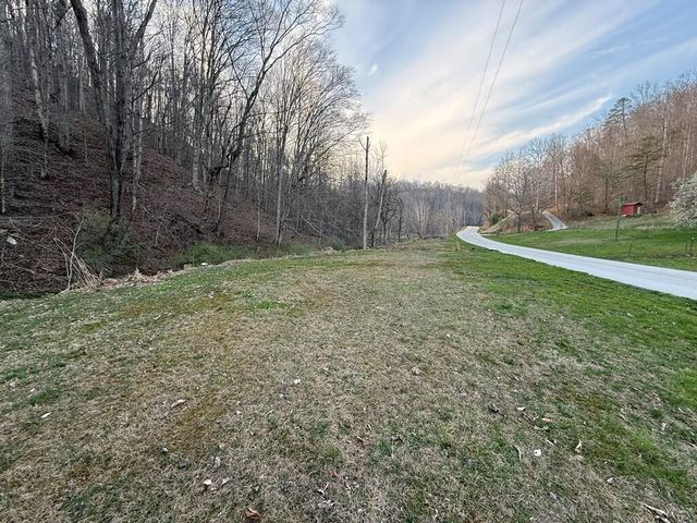 665 665 Craft Crk, Salyersville, KY 41465